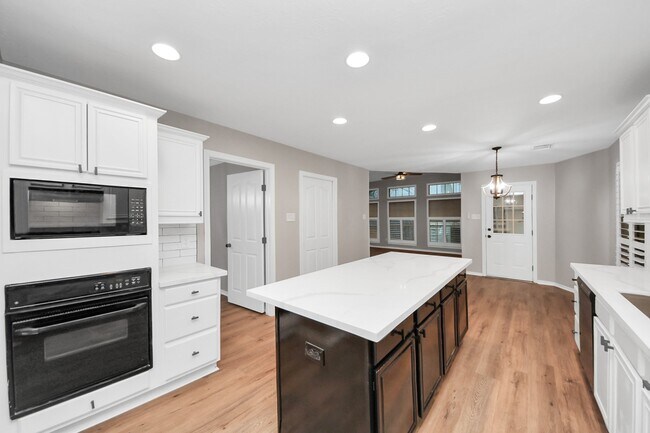 Building Photo - 1410 Long View Dr