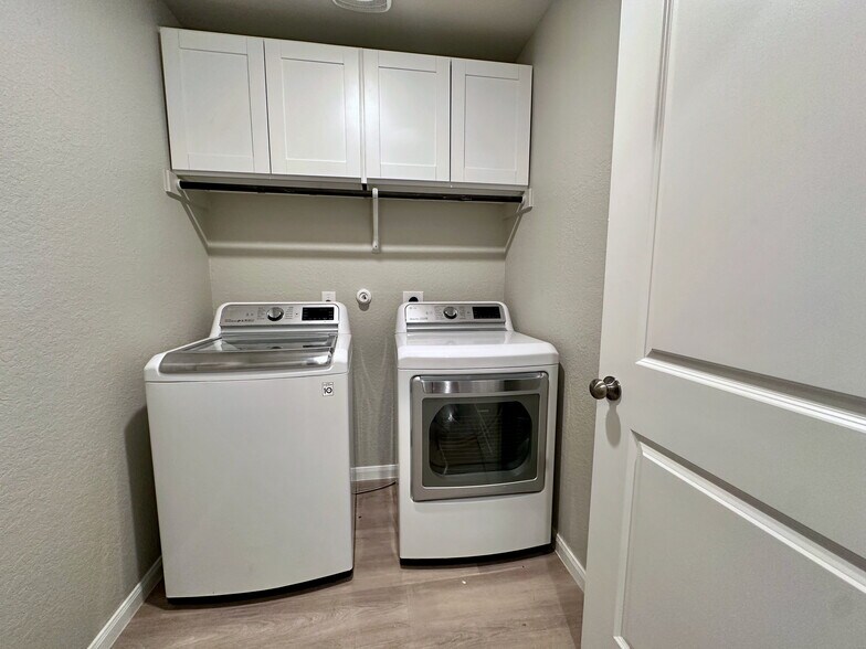 Utility Room (Washer / Dryer Included) - 32132 Morels Ave