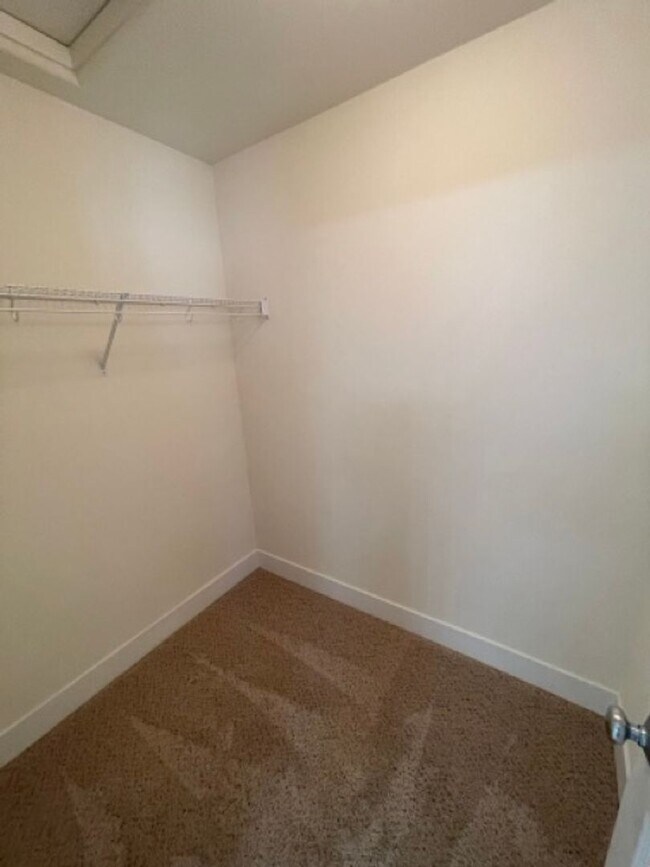 Building Photo - Extremely Spacious 5BD/3BTH Home For Lease...