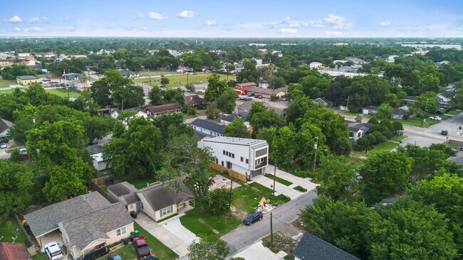 Building Photo - 6631 Foster St