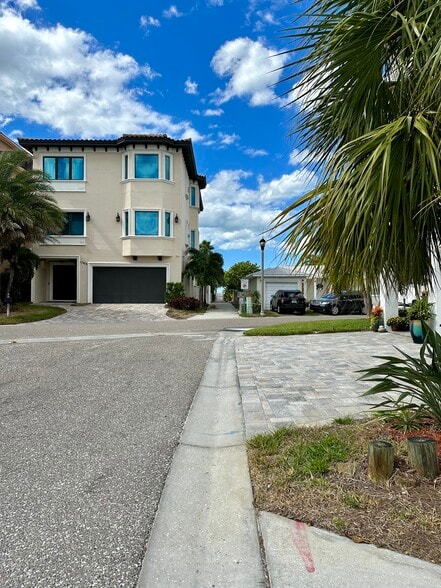 Building Photo - 135 178th Ave W