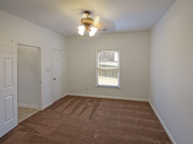 Building Photo - GORGEOUS 4 bed, 3.5 bath home near Macon a...
