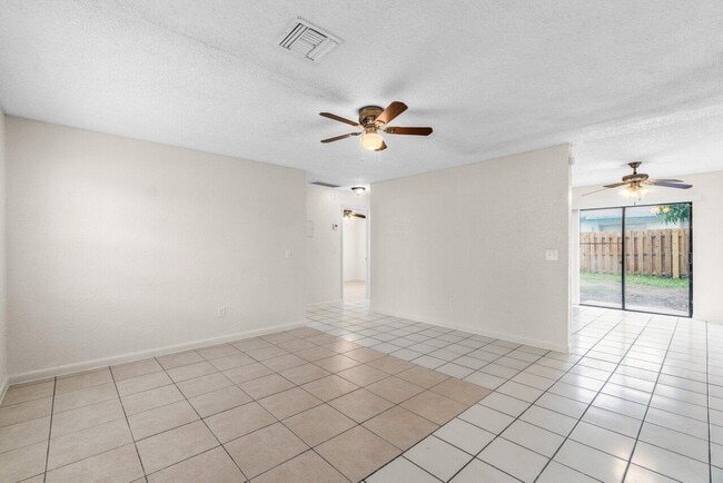 Building Photo - 4907 Gulfstream Rd