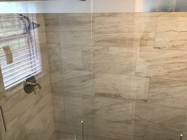 Building Photo - AVAILABLE NOW !