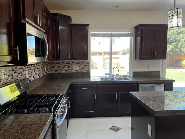 Building Photo - Executive 4 Bedroom, 2.5 Bathroom 2100 Sqf...