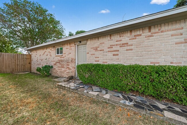 Building Photo - 7414 Breccia Dr