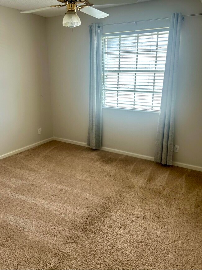 Building Photo - 935 Honeytree Ln