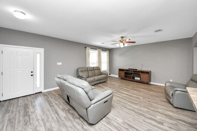 Building Photo - 2011 Halyard Dr