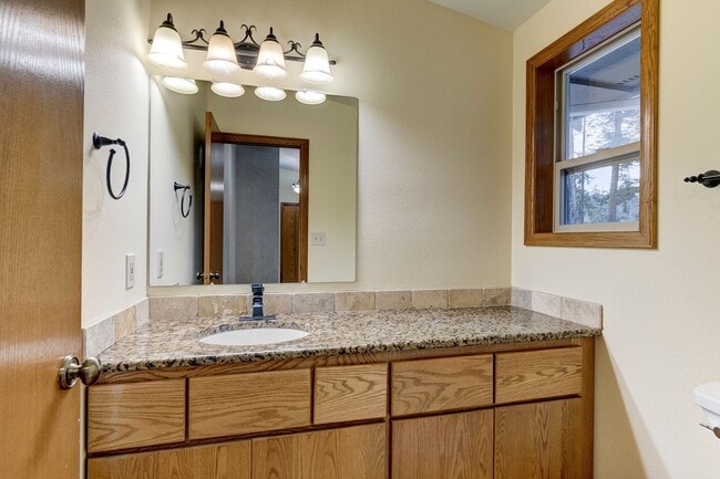 Building Photo - 3 Bedroom 2.5 bathroom nestled in woods with water view