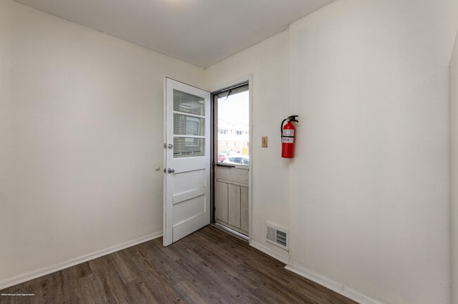 Building Photo - 140 Primrose Ln