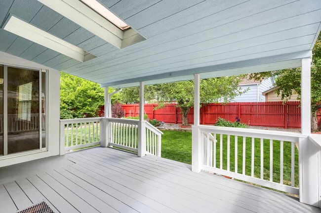 Building Photo - Amazing 5-bedroom home in Cherry Creek School District! Basement Apartment with kitchen! Move in ...