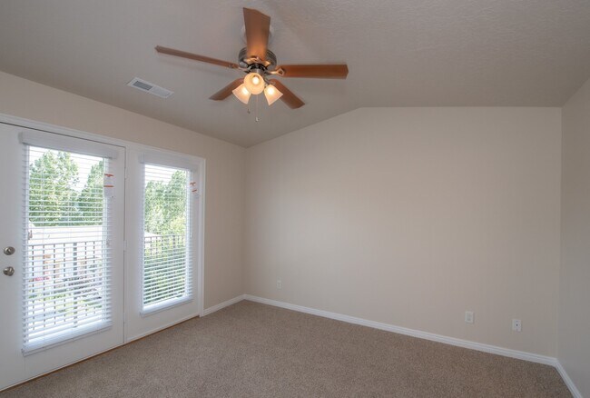Building Photo - Beautiful Townhome in Great Location!