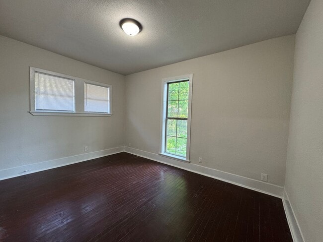 Building Photo - 339 Duplex B 2/1