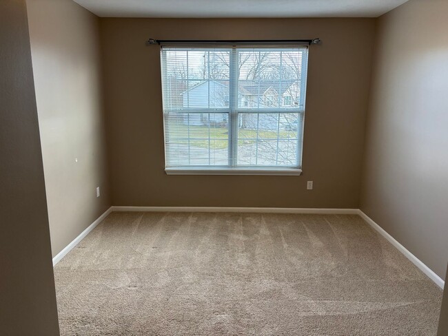 Building Photo - Knapps Corner Townhome available now. Forest Hills Schools