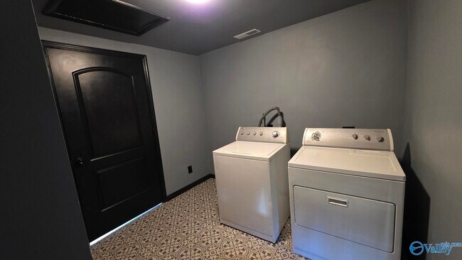 Building Photo - 713 W Washington St