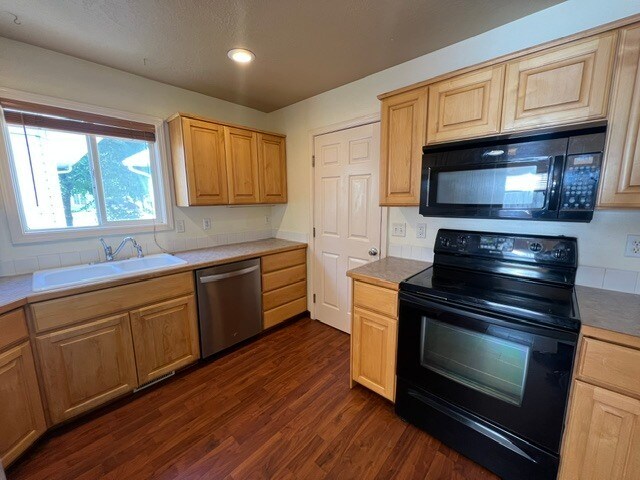 Building Photo - 3bed 3bath Great Meridian Location!