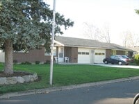 Building Photo - CUTE SINGLE LEVEL DUPLEX - CASCADE PARK