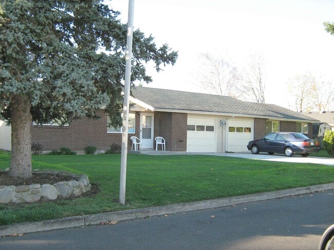 Primary Photo - CUTE SINGLE LEVEL DUPLEX - CASCADE PARK