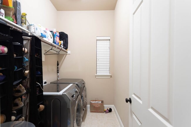 Building Photo - Very beautiful 5 bedroom, 4.1 bathroom hou...