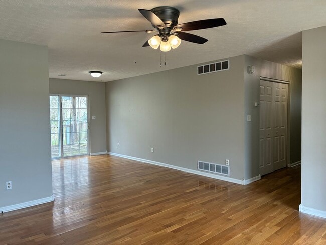 Building Photo - **NEW PRICE**   **New Paint**   **New Carpet**  Ready for YOU!!