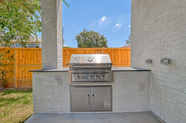 Building Photo - 1506 W 43rd St