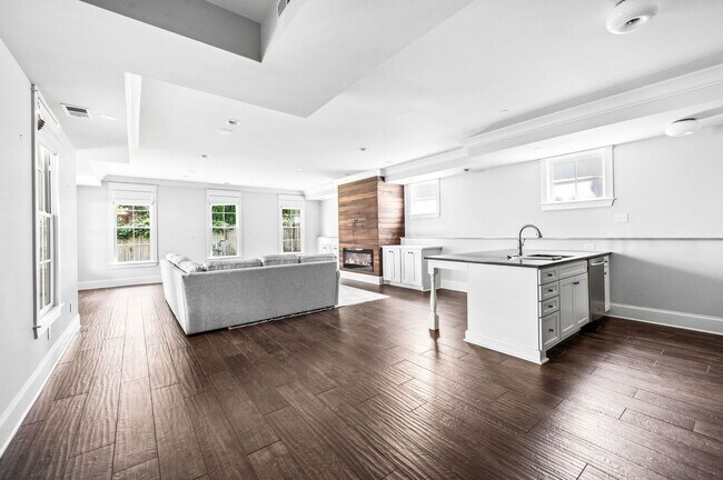Building Photo - Stunning 5BE/4.5BA home nestled in the hig...