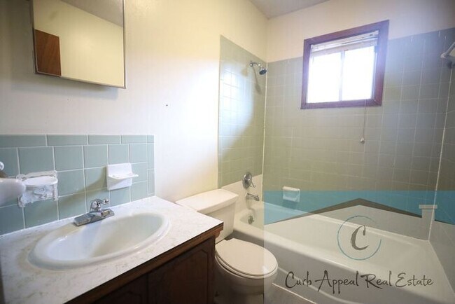 Building Photo - 2 bed, 1 bath apartment - HUD accepted!!