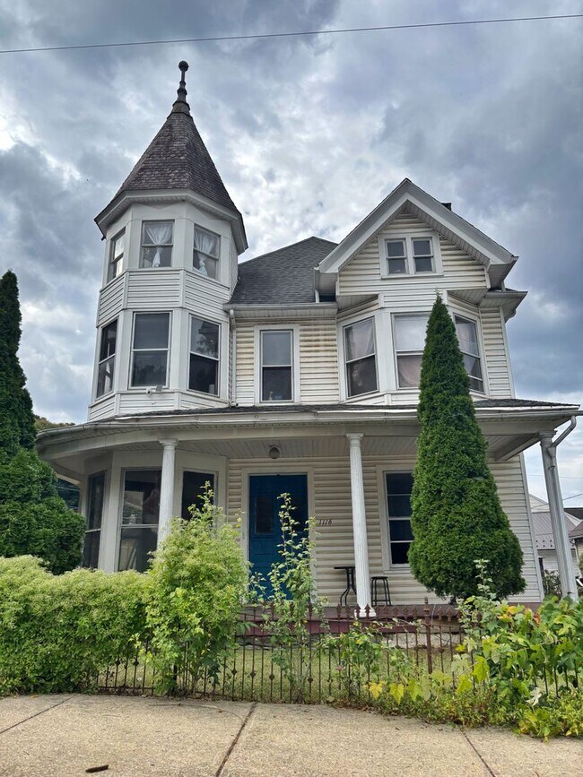 Primary Photo - 1116 Main St