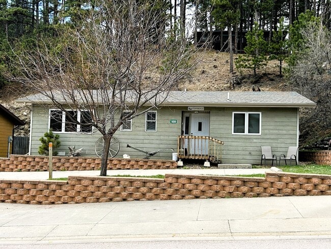 Building Photo - 109 Pine Ave
