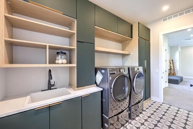 Building Photo - Exquisite 6-bed/ 6-bath residence nestled within the prestigious, guard-gated community of Revere...