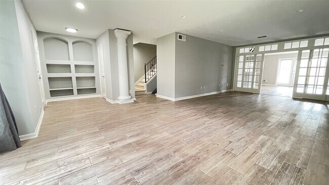 Building Photo - 403 N Post Oak Ln