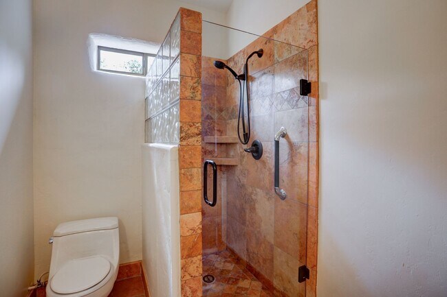 Building Photo - Just reduced! 2 Bedroom plus Office in Mai...
