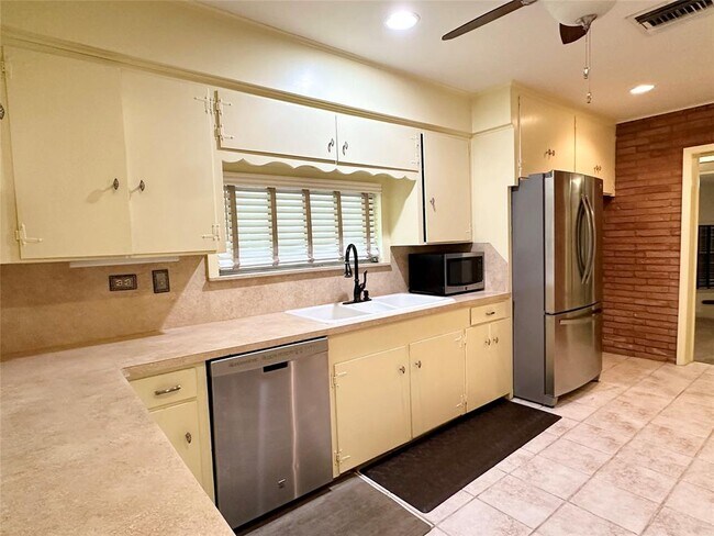 Building Photo - 709 W 34th St