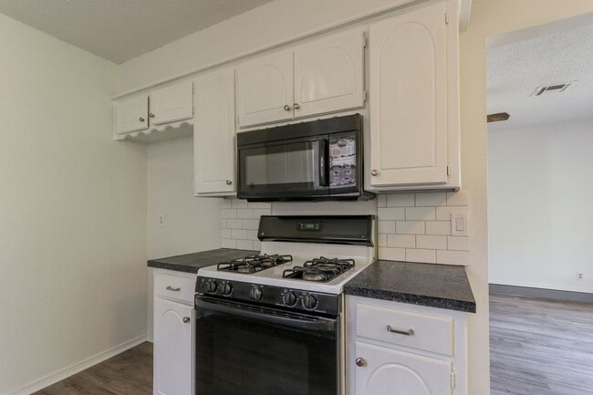 Building Photo - Cozy & Stylish Living Near ESA Park with F...