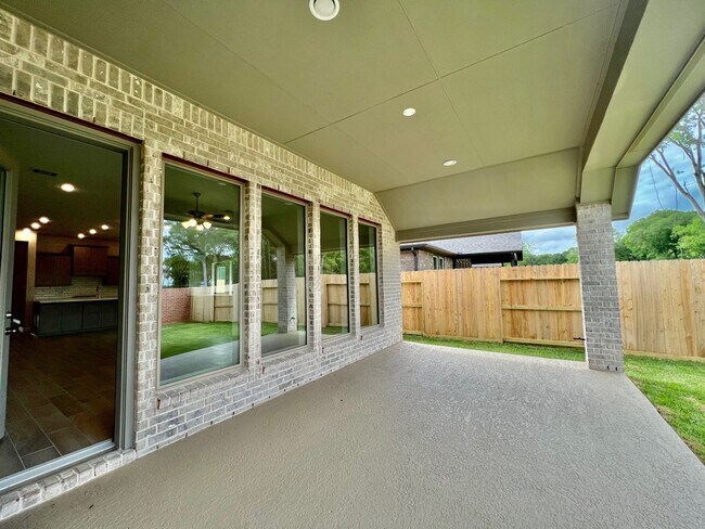 Building Photo - 1351 Park Path Dr