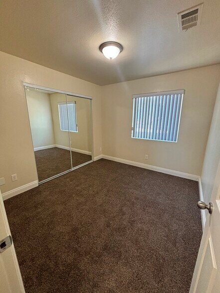 Building Photo - 834 1/2 E 77th St