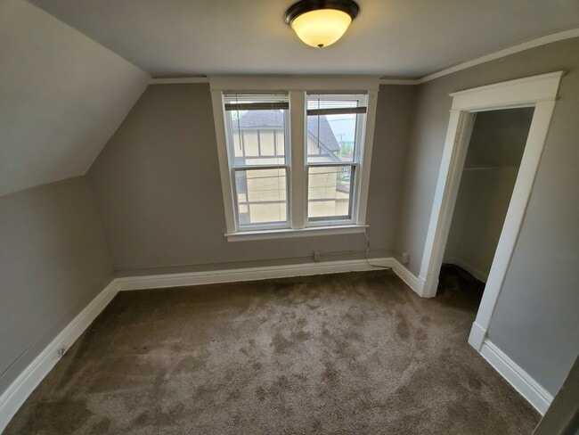 Building Photo - AVAILABLE JUNE - Great 3 Bed 1.5 Bath Near Portland Square