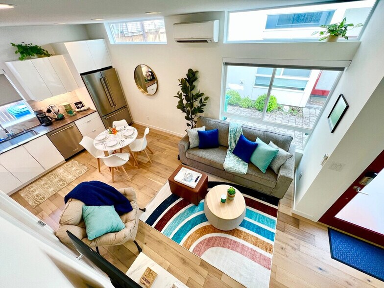 Building Photo - 700 Broadway E