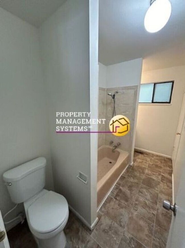 Building Photo - 3 Bedroom Twin Home in Sandy