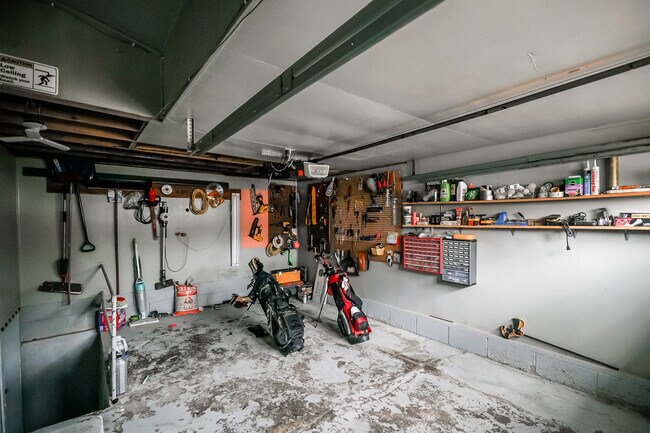 Single car attached garage - 1703 Springfield Rd