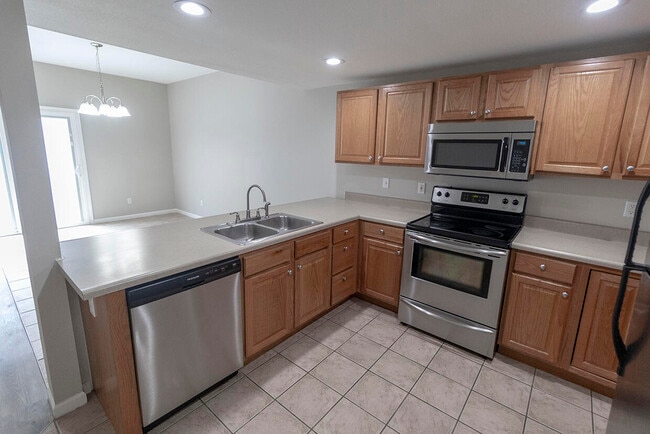 Building Photo - 1938 Center St