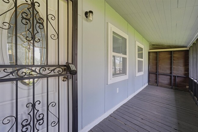 Building Photo - 2281 Des Jardines St