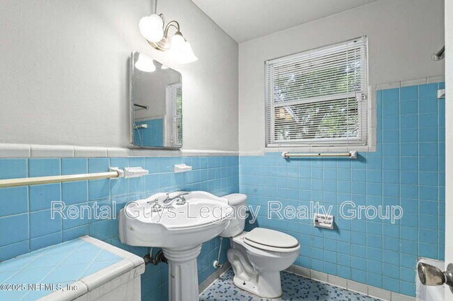 Building Photo - 3827 Colebrooke Dr