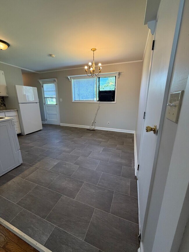 Building Photo - 3 Bedroom in Frankfort!