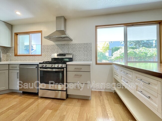 Building Photo - 5751 NE Lisbon Way