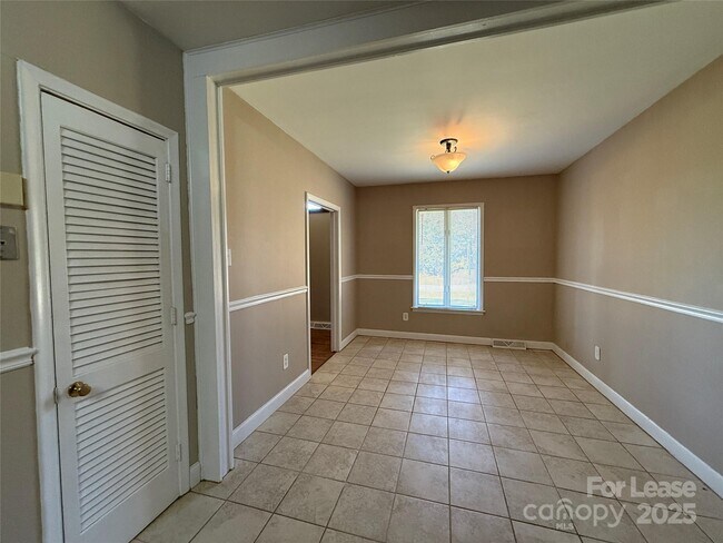 Building Photo - 925 Perth Rd