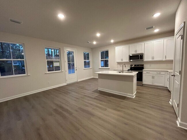 Building Photo - 3 Bedroom 2.5 Bathroom Townhouse in Windward Village - Summerville