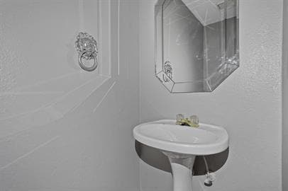 Building Photo - 804 Custer St