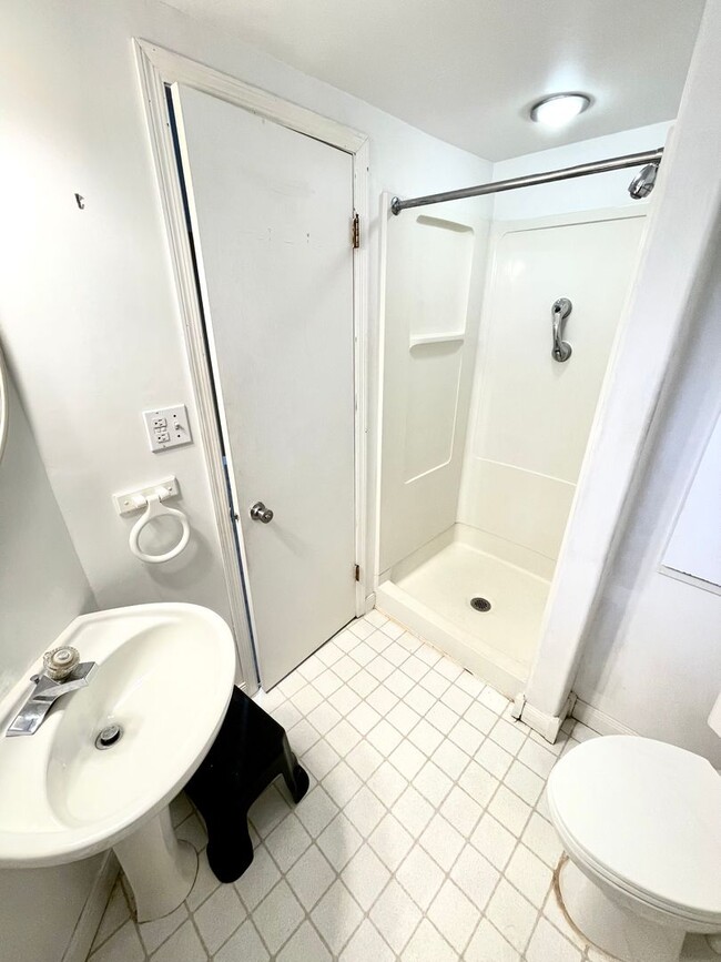 Building Photo - AVAILABLE AUGUST 18TH - Gorgeous 3 Bed 2 b...