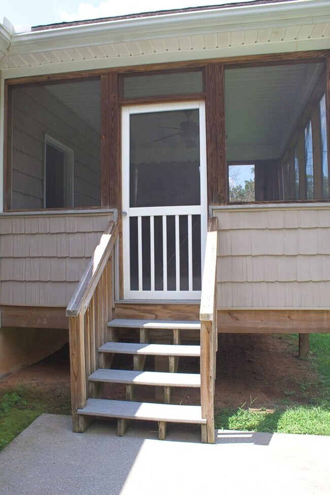 Building Photo - For Rent - Charming 3BR/2BA Home in Macken...